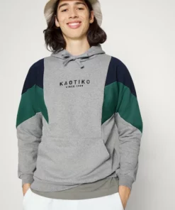 Kaotiko SUD CAP ALBIN - Sweatshirt - Grey/heura/navy - Herren 11 Kaotiko SUD CAP ALBIN - Sweatshirt - Grey/heura/navy - Herren -Kaotiko || Fire & Glory Populaire Magasin 01297d3ba7d54120aeb299082ccd4962