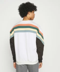 Kaotiko CREW WALKER UNISEX - Sweatshirt - White -Kaotiko || Fire & Glory Populaire Magasin 5a060cb223a34b3688c98ec2651e7e0e