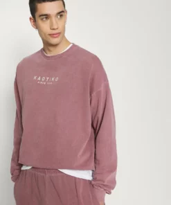 Kaotiko - Herren CREW ALAN - Sweatshirt - Rouge 11 Kaotiko - Herren CREW ALAN - Sweatshirt - Rouge -Kaotiko || Fire & Glory Populaire Magasin 83ac6ca068184a51a833a1a0b23bad0e