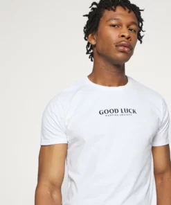 Kaotiko UNISEX GOOD LUCK - T-Shirt Print - White -Kaotiko || Fire & Glory Populaire Magasin 908a02791a564249b2e5b00ec7c78b0b