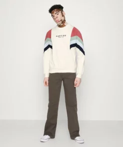 Kaotiko - Unisex CREW SEATTLE - Sweatshirt - Marfil/burgundy -Kaotiko || Fire & Glory Populaire Magasin bd6ca15ec42541da89e5c94bf0f19164