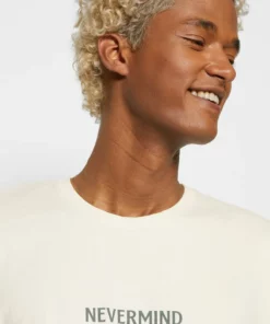 Kaotiko NEVERMIND UNISEX - T-Shirt Print - Ivory 15 Kaotiko NEVERMIND UNISEX - T-Shirt Print - Ivory -Kaotiko || Fire & Glory Populaire Magasin d11556d7b2c246ec9b500e64d592ebbf